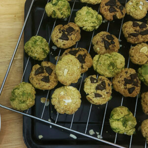 Khay bánh quy Healthy Matcha SixCrumbs mới nướng với yến mạch nguyên cám và bột matcha nguyên chất, giòn thơm, ít đường, phù hợp cho chế độ ăn healthy và eat clean.