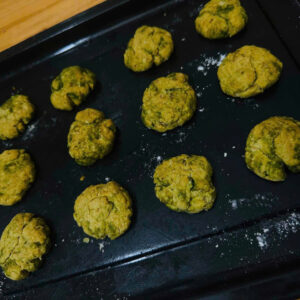 Khay bánh quy yến mạch Healthy Matcha handmade mới nướng, làm từ yến mạch nguyên cám và bột matcha nguyên chất, giòn thơm, ít đường, phù hợp cho chế độ ăn healthy và eat clean.