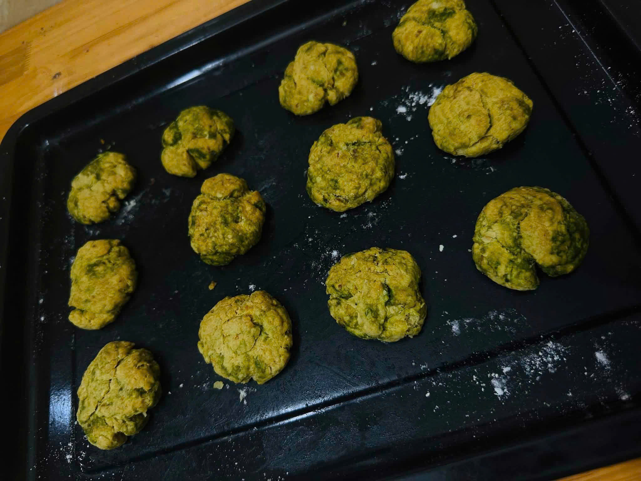 Khay bánh quy yến mạch Healthy Matcha handmade mới nướng, làm từ yến mạch nguyên cám và bột matcha nguyên chất, giòn thơm, ít đường, phù hợp cho chế độ ăn healthy và eat clean.