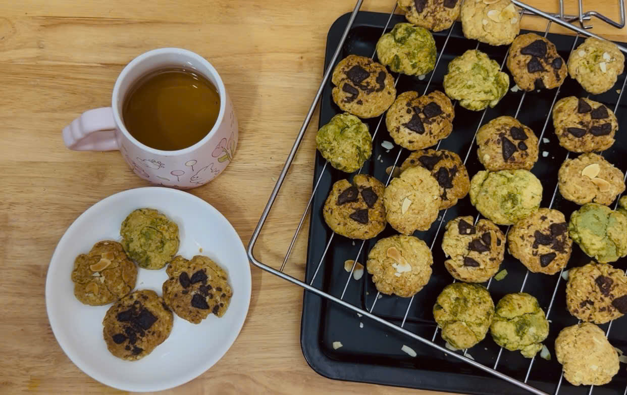 Combo 10 bánh quy yến mạch Healthy SixCrumbs gồm các vị Dark Chocolate, Matcha và Hạnh Nhân, handmade, ít đường, giàu chất xơ, phù hợp cho chế độ ăn healthy và eat clean.