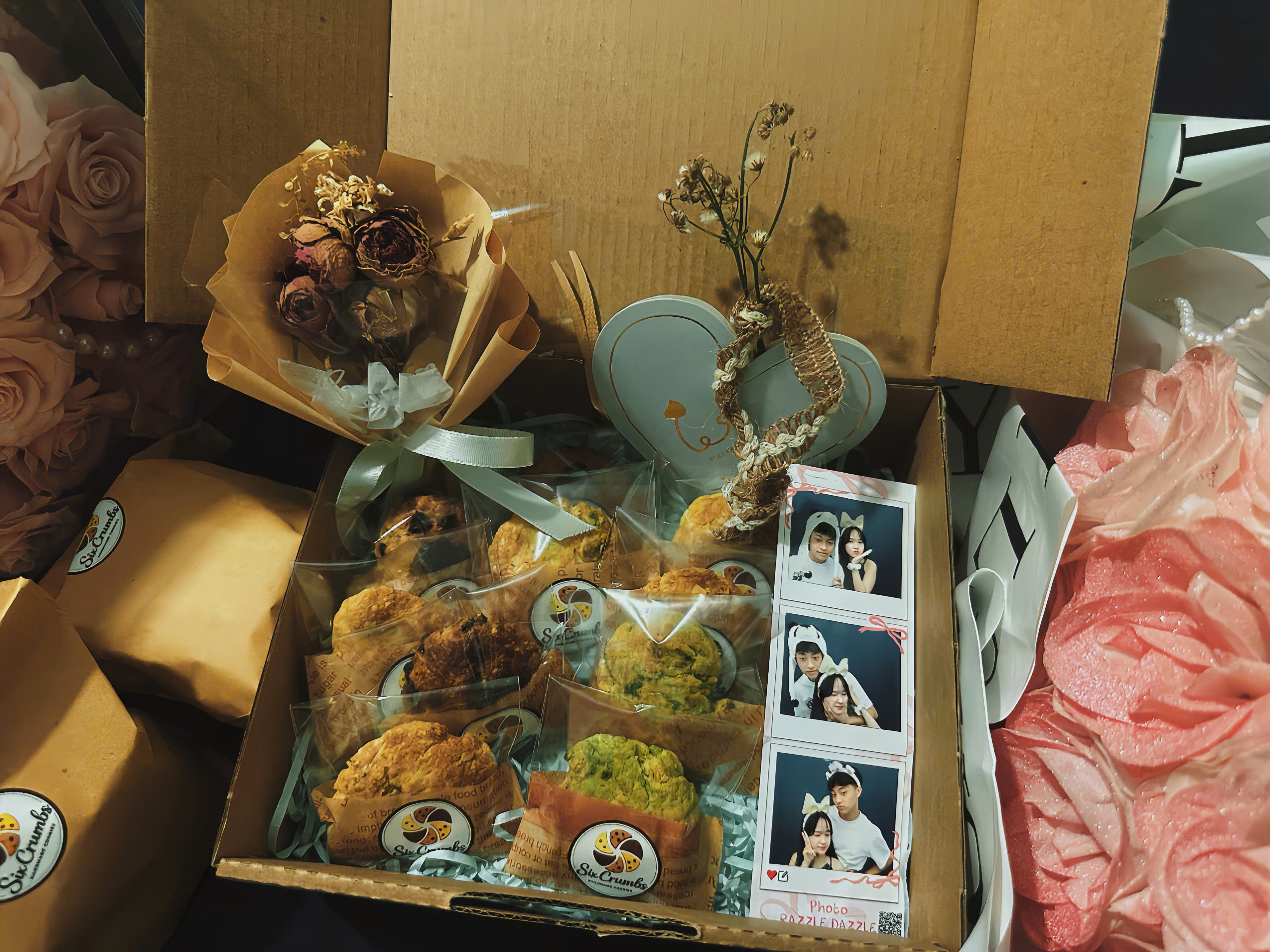 Gift Box Bánh Quy Yến Mạch Healthy SixCrumbs với các vị Dark Chocolate, Matcha và Hạnh Nhân, hộp quà handmade sang trọng, ít đường, phù hợp làm quà tặng trong nhiều dịp.