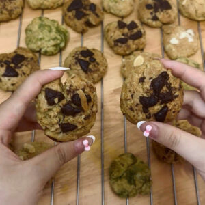 Bánh quy yến mạch healthy Dark Chocolate handmade ít đường, giàu chất xơ, giòn thơm từ yến mạch nguyên cám và socola đen nguyên chất, phù hợp ăn kiêng và eat clean.